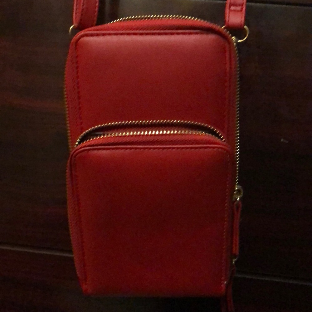 Beautiful Tomato color with many compartments.